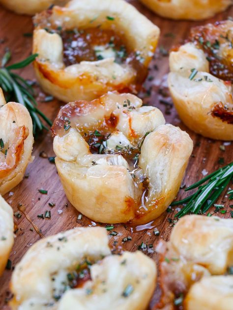 Brie Bites Puff Pastry, Fig Brie, Fig Appetizer, Puff Pastry Bites, Pastry Bites, Fig Preserves, Brie Puff Pastry, Brie Appetizer, Puff Pastry Appetizers