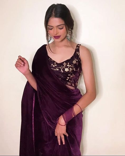 Komal Pandey Saree Outfits, Saree For Teenagers, Wine Color Saree, Dhoti Dress, Wine Saree, Farewell Saree, Fashionable Saree, Blouse Ideas, Simple Saree Designs