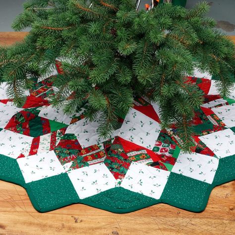 Christmas Tree Skirt Pattern and More Easy DIY Ideas | Taste of Home Quilted Tree Skirt, Quilted Christmas Tree Skirt, Quilted Christmas Tree, Lace Christmas Tree, Diy Christmas Tree Skirt, Country Woman, Homemade Christmas Tree, Christmas Tree Skirts Patterns, Tree Skirt Pattern