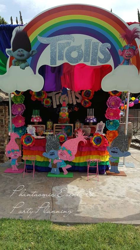 Trolls Backdrop Ideas Diy, Trunk Or Treat Trolls Theme, Trolls Trunk Or Treat Ideas For Cars, Trolls Decorations Ideas, Trolls Trunk Or Treat Ideas, Trolls Backdrop Ideas, Trolls Trunk Or Treat, Diy Trolls Birthday Party, Trolls Birthday Party Cake