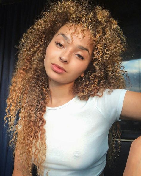 Amelia Monet, Curly Hair Techniques, Ella Eyre, Curls For The Girls, Dyed Natural Hair, Hair Problems, Favorite Hairstyles, Baddie Hairstyles, Grunge Hair