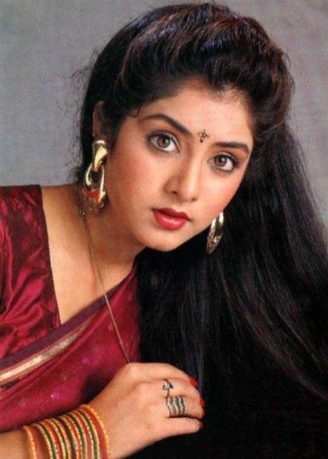 divya bharti Divya Bharti, Bollywood Outfits, Indian Woman, Vintage Bollywood, Beautiful Pics, Bollywood Celebrities, India Beauty, Bollywood Actress, Desi