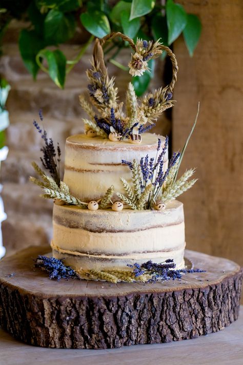 Wheat Wedding Cake, Wheat Cake Decoration, Dried Flower Wedding Cake, Simple Wedding Cake Dried Flowers, Simple Wedding Cake With Dried Flowers, Cake With Dried Flowers Design, Naked Wedding Cake Dried Flowers, Wheat Decorations, Wheat Wedding