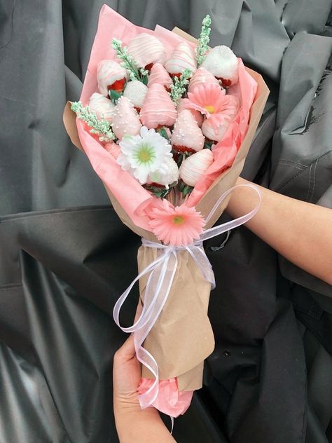 Mini Strawberry Bouquet, Diy Edible Arrangements Mothers Day, Flower Strawberry Bouquet, Rose Strawberry Bouquet, Strawberry And Roses Bouquet, Strawberry Bouquet With Roses, Strawberry Flower Bouquet, Strawberry Rose Bouquet, Dessert Bouquet