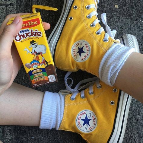 world of socks 🍑 on Instagram: “in love with white socks. 💨💖 . Today is one of those days that even my coffee needs a coffee. ☕🍩” Mode Converse, Yellow Converse, Converse Aesthetic, Converse Outfits, All Stars Converse, 90's Fashion, K Fashion, Grunge Look, Outfits With Converse