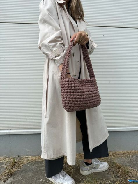 Crochet bag outfit inspiration small crochet bag aesthetic #small rochetbagaesthetic #crochet #crochetbag #crochetbags 2.957 Winter Crochet Bag, Crochet Bag Brown, Crochet Bag Outfit, Brown Crochet Bag, Crochet Bag Aesthetic, Free Crochet Bag Patterns, Small Crochet Bag, Crochet Boho Bag, Brown Crochet