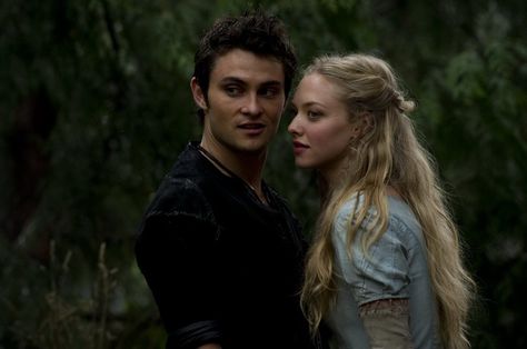 Amanda Seyfried and Shiloh Fernandez | Shiloh Fernandez and Amanda Seyfried Red Riding Hood Film, Red Riding Hood 2011, Shiloh Fernandez, Billy Burke, Blonde Locks, Allentown Pennsylvania, Minimalist Beauty, Movie Couples, Long Blonde