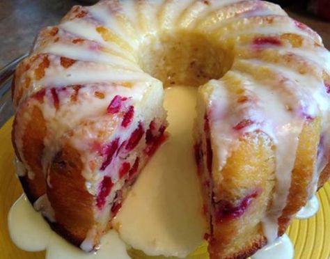 Try CRANBERRY ORANGE CAKE! You'll just need 1 1/2 cups flour, 2 teaspoons baking powder, 1/4 teaspoon salt, 1 cup sour cream, 1 cup sugar, 3 large eggs... Cranberry Bundt Cake, Cranberry Orange Bundt Cake, Cranberry Orange Cake, Pudding Cakes, Dessert Cravings, Orange Bundt Cake, Cranberry Cake, Bread Puddings, Orange Cake Recipe