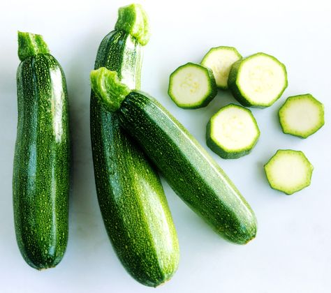 There won’t be any problem getting your kids to eat their veggies with this trick. Green Zucchini, Zucchini Spaghetti, Pasta Vegetariana, Rainbow Salad, Beef Patties, Summer Vegetables, Gmo Foods, Squash Salad, Parmesan Zucchini