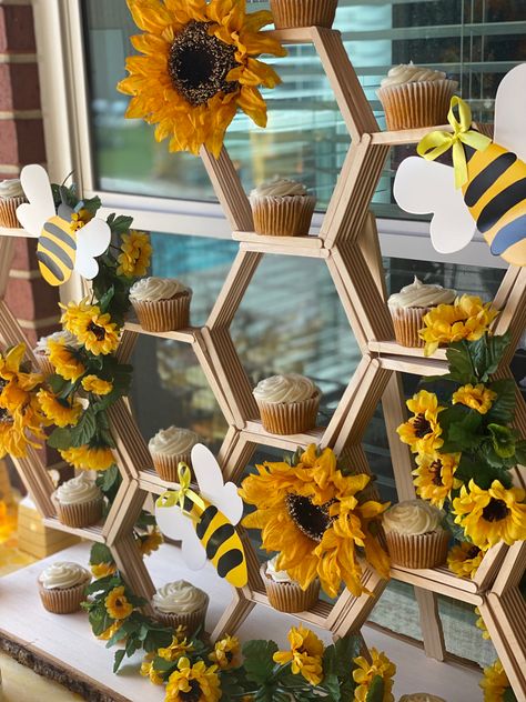 Honey Bee Birthday Decor, Bee Party Theme Decor, Honey Bee Shower Ideas, Honey Comb Diy Popsicle Sticks, Bee Theme Backdrop Ideas, Gender Reveal Bee Centerpieces, Bumble Bee Birthday Party Decorations Diy, Bee Hive Party Decor, Honey Bee Birthday Party Decorations Diy