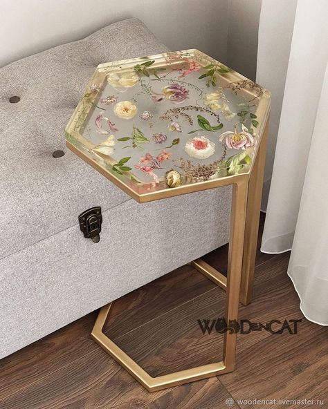 Seni Resin, End Tables Diy, Furniture Coffee Tables, Funky Painted Furniture Diy, Painted Furniture Diy, Homemade Tables, Diy End Tables, Diy Sofa Table, Diy Patio Furniture Cheap