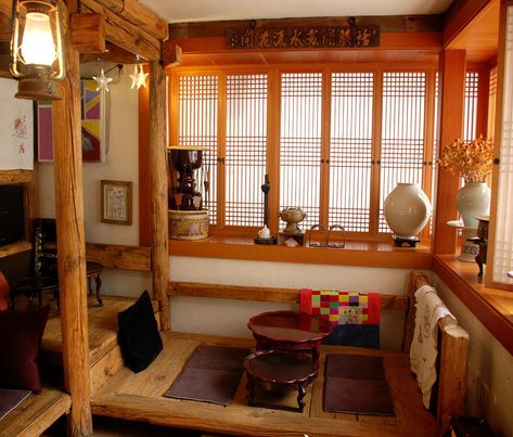 Traditional Korean Home Decor, Korean Traditional House Interiors, Korean Home Traditional, Traditional Korean Restaurant Interior, Traditional Korean Bedroom, Korean Design Interior, Korean Farmhouse, Living Room Korean, Korean Style Room