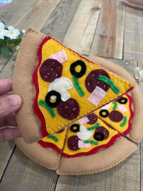 Pizza Felt Diy, Felt Play Food Pizza, Felt Pizza Pattern Free, Felt Pizza Diy, Felt Hamburger, Diy Felt Toys, Felt Food Pizza, Felt Food Templates, Felt Bread