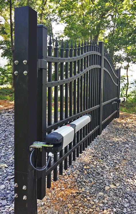 ultra_aluminum_gate_2 Front Yard Fence With Electric Gate, Aluminum Driveway Gate Ideas, Solar Gates Driveway, Driveway Entry Gate Ideas, Small Driveway Gate, Farmhouse Gate Design, Metal Gates Entrance, Electric Gates Driveways, Drive Way Gates