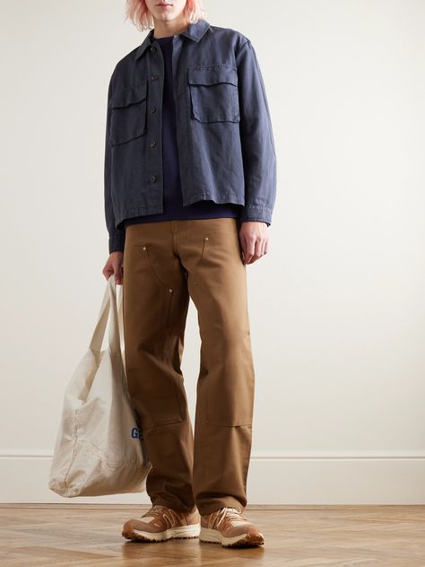 Carhartt WIP leans into utilitarian workwear with its 'Double Knee' trousers. Cut from a midweight cotton-canvas, they're reinforced with panels on each leg and sewn together with bar tack stitching along high-stress points for extra durability. Finishing touches include tool pockets and hammer loops. Workwear Outfit Men, Workwear Vintage Menswear, Carhartt Street Style, Carhartt Outfits, Carpenter Pants Outfit, Utilitarian Fashion, Carhartt Outfit, Carhartt Trousers, Workwear Men