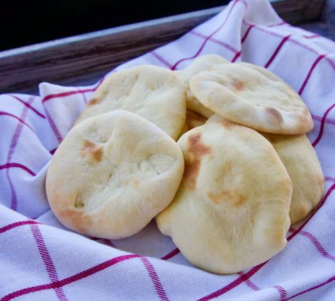 Perfect Pillowy Pita Bread - Yummy Noises Greek Pita Bread, Greek Pita, Pan Arabe, Homemade Pita Bread, Pita Bread Recipe, Pain Pita, Pitta Bread, Wood Burning Oven, Clay Oven