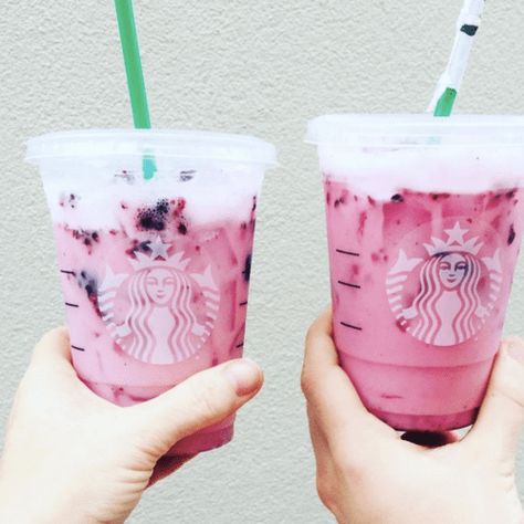 Very Berry Hibiscus Refresher, Copycat Starbucks Drinks, Best Starbucks Drinks, Strawberry Acai Refresher, How To Freeze Blackberries, Copycat Starbucks, Strawberry Acai, Iced Green Tea, Copycat Starbucks Recipes