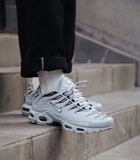 Nike Air Max Plus Outfit, Air Max Plus Outfits, Nike Tn Shoes, Vapormax Plus Black, Nike Airmax Plus, Nike Air Max White, Pretty Sneakers, Fly Shoes, Nike Air Vapormax Plus