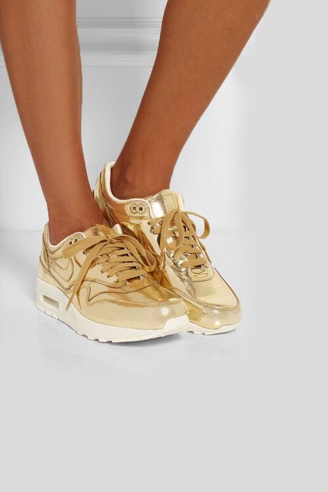 Sneakers Gold Nike, Gold Sneakers, Nike Gold, Nike Free Shoes, Nike Free Runs, Nike Shoes Outlet, Nike Shoes Women, Shoes Outlet, Nike Outfits