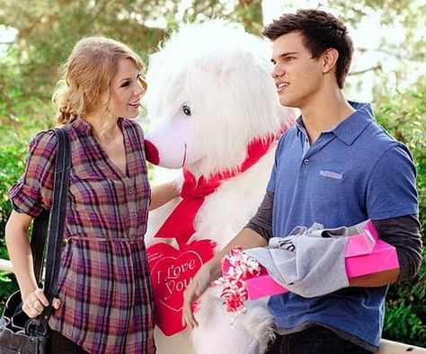 i totally want a giant teddy bear!! sooo adorable!! =D Taylor Swift Valentines Day, Taylor Swift Valentines, Movie Quiz, Taylor Lautner, Hallmark Movies, Movies 2017, Taylor Swift Songs, Romantic Movies, Julia Roberts