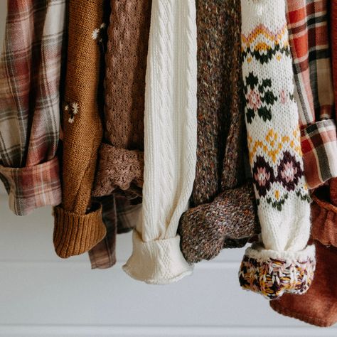 fall sweaters | aesthetic | outfit ideas | instagram Flat Lay Outfit Ideas Fall, Fall Sweater Aesthetic, Fall Flat Lay, Boutique Flat Lay Ideas, Clothing Flatlay, Clothing Flat Lay Ideas, Fall Sweaters Aesthetic, Outfit Flatlay, Flat Lay Photography Clothing