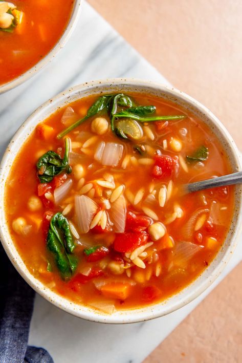 Try this Tomato Orzo Soup with spinach and chickpeas for a quick and healthy one-pot dinner ready in just 30 minutes. Vegetarian Orzo, Orzo Recipes Healthy, Tomato Orzo Soup, Gluten Free Orzo, Tomato Orzo, Soup With Spinach, Orzo Soup Recipes, Orzo Pasta Salad, Orzo Soup