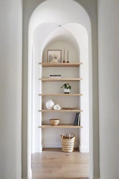 a large arched niche with wooden shelves for displaying stuff is a cool solution for an awkward nook Arched Wall Niche, Niche In Wall, Arched Niche, Wall Niche Ideas, Recessed Wall Niche, Niche Shelves, Pink Dining Rooms, Niche Decor, Niche Wall