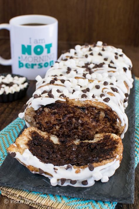 Gooey S'mores Pull Apart Bread - canned biscuits with chocolate and marshmallow makes an easy breakfast treat! Apple Bread Pudding Recipe, Cinnamon Sugar Bread, Bread Pudding With Apples, Breakfast Board, Canned Biscuits, Homemade Dough, Pull Apart Bread, S'mores, Bread Recipes Sweet