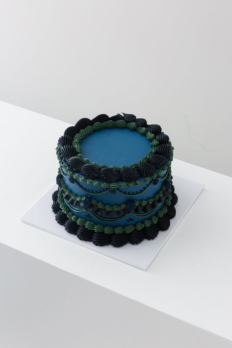 Blue Cake Decorating Ideas, Birthday Cake Dark Blue, Dark Blue Cake For Men, Dark Blue Cake, Dark Blue Birthday Cake, Chocolate Cake With Blue Decorations, Blueberry Design Cake, Blue Victorian Cake, Victorian Cakes