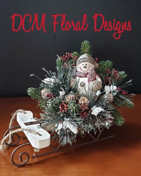 Sled Centerpiece Ideas, Xmas Sleigh Ideas, Decorated Sleds, Amaryllis Centerpiece, Xmas Arrangements, Wreath Arrangements, Christmas Floats, Christmas Sleighs, Christmas Sled Decoration