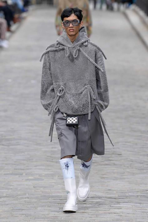 Louis Vuitton Spring 2020 Menswear Collection Louis Vuitton 2020, Paris Fashion Week Men, Paris Fashion Week Runway, 2016 Menswear, Mode Chic, Louis Vuitton Men, Fashion Week Runway, Mens Winter Fashion, Menswear Collection