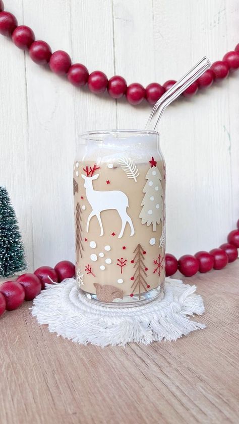 Glass Cup Design Christmas, Christmas Cups Vinyl Cricut, Christmas Beer Can Cup, Christmas Cup Designs, Christmas Cups Vinyl, Glass Cup Ideas, Vinyl Cup Ideas, Christmas Glass Cups, Glass Cups With Vinyl