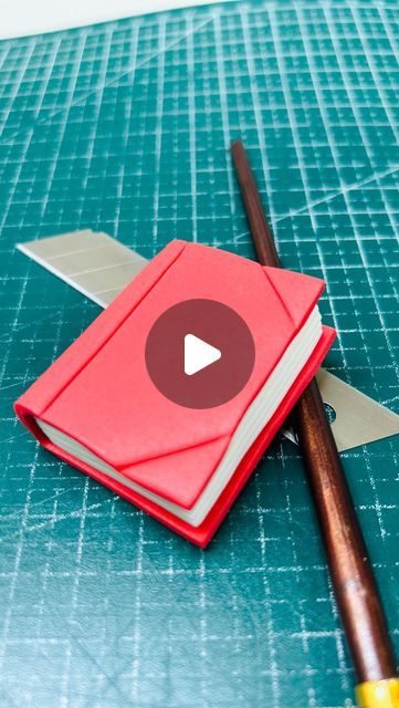 Fondant Book Tutorial, Cake Book Design Ideas, Fondant Book, Matilda Cake, Art Cakes, Book Cakes, Book Cake, Fondant Flowers, Christmas Cakes