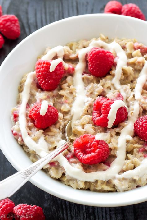 Raspberry Cheesecake Oatmeal | Healthy dessert inspired oatmeal for breakfast without any of the guilt! Cheesecake Oatmeal, Oatmeal Healthy, Breakfast Goodies, Healthy Peanut Butter, Raspberry Cheesecake, Healthy Oatmeal, Overnight Oats Recipe, Oats Recipes, Savory Breakfast