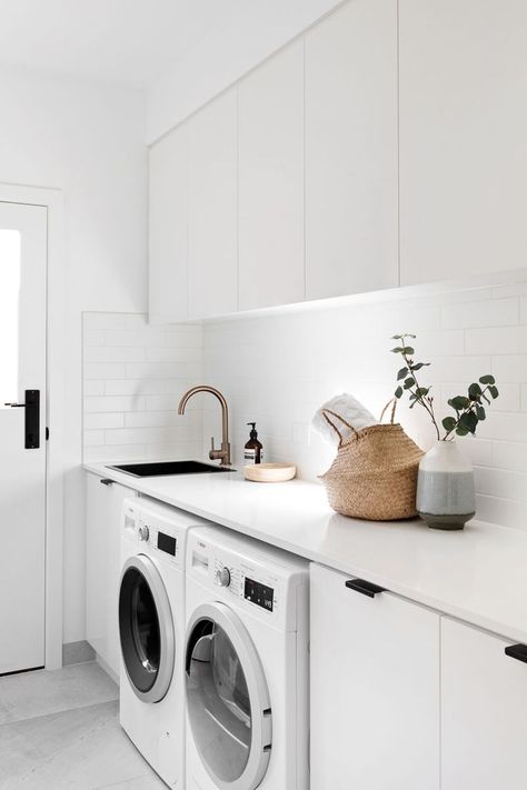 Scandinavian Laundry Room, White Laundry Room, Laundry Makeover, White Laundry Rooms, Dream Laundry Room, White Laundry, Laundry Room Renovation, Modern Laundry Rooms, Laundry Design