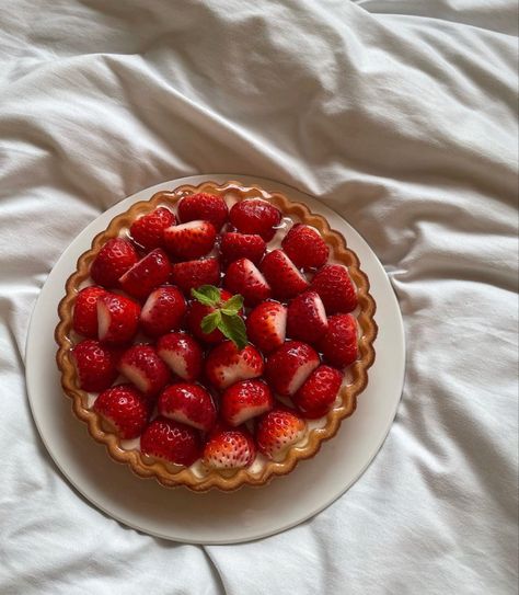 Strawberries Cake, Picnic Cake, Red Desserts, Food Korean, Pink Minimalist, Raspberry Pie, Strawberry Tart, Cake Pie, Food Babe