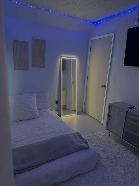 Small Bedroom Aesthetic Minimalist Cozy, Square Room Set Up Bedroom, Room Inspiration Bedroom Cozy Simple, Bedroom Idea Minimalist, Small Bedroom Aesthetic Minimalist, Small Room Inspo Aesthetic Cozy, Simple Room Ideas Minimalism, Minimalist Bedroom Small Simple, Small Room Big Bed Ideas