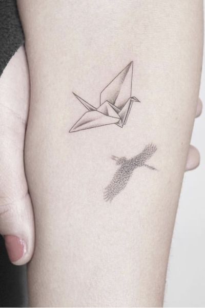 Small Tattoos For Girls, Paper Crane Tattoo, Miniature Tattoos, Origami Tattoo, Crane Tattoo, Vogel Tattoo, Fear Of Commitment, Tattoos For Girls, Inspiration Tattoos