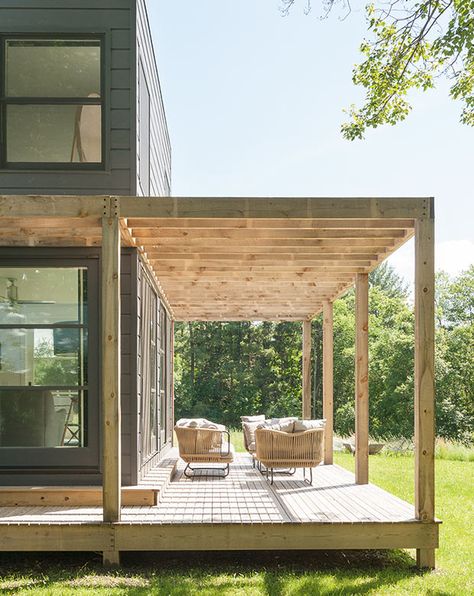 This Modern New York Country House Is The Perfect Cozy Escape Pergola Diy, Patio Pergola, House Simple, Modern Pergola, Metal Pergola, Pergola Attached To House, Pergola Design, Casa Country, Wooden Pergola