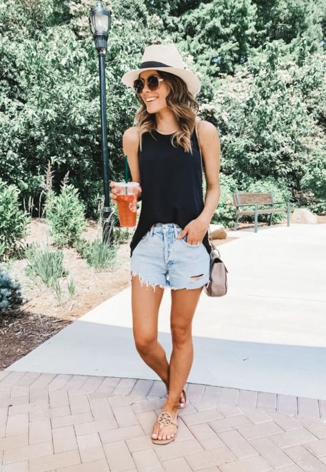 7 Perfect Summer Shorts Outfit Ideas for Every Style - DIY Darlin' Shorts Outfit Ideas, Skirt Labuh, Look Grunge, Look Con Short, Look Office, Summer Shorts Outfits, Chique Outfits, Summer Basics, Cool Summer Outfits