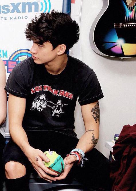 Calum Calum 5sos, 5sos Wallpaper, 5sos Pictures, Blonde Streaks, Calum Thomas Hood, Australian Men, Five Seconds Of Summer, Calum Hood, 1d And 5sos