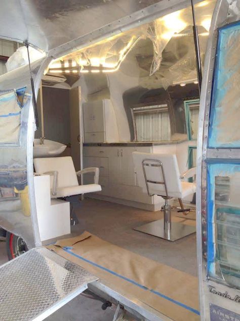 Mobile Nail Salon, Mobile Hair Salon, Mobile Beauty Salon, Mobile Beauty, Salon Stations, Vintage Airstream, Remodeling Mobile Homes, Camper Renovation, Salon Ideas