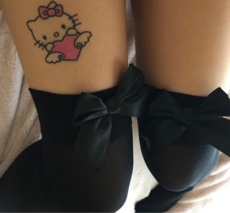 Tattoo Hello Kitty, Hello Kitty Tattoo, Kitty Tattoo, Small Tats, Hello Kitty Tattoos, Kawaii Tattoo, Cute Tiny Tattoos, Poke Tattoo, Piercing Tattoo