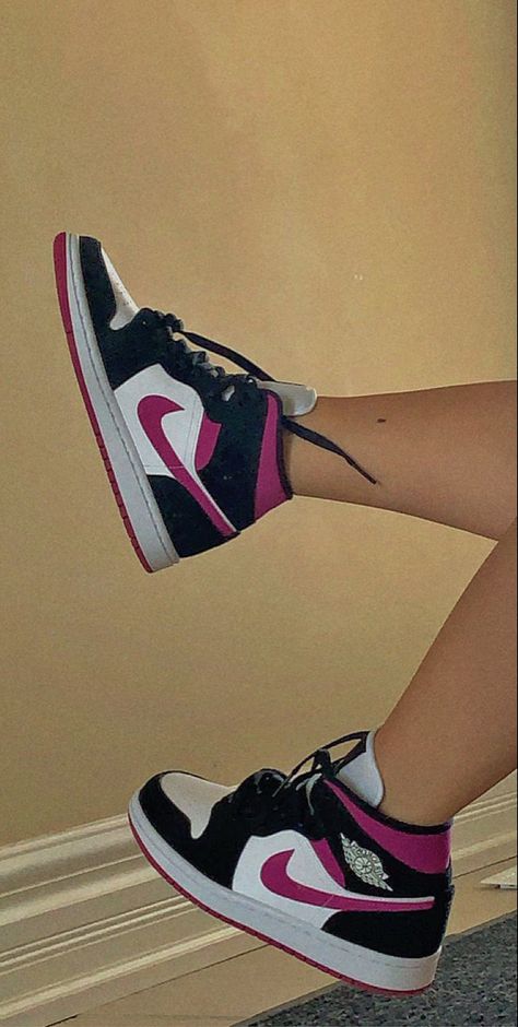 Air Jordan Rosa, Jordan Rosa, Jordan Rose, Shoes For School, Nike Shoes Girls, Preppy Shoes, Jordan Shoes Retro, Shoes Sneakers Jordans, Shoes Outfit Fashion