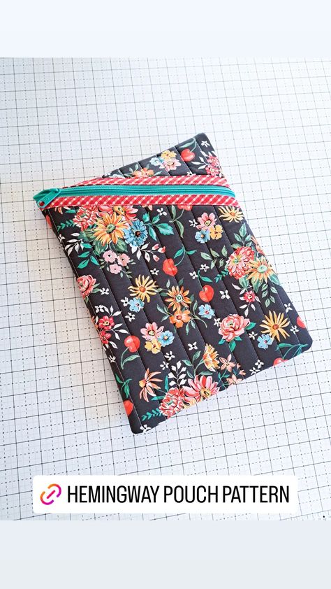 Hemingway Pouch = @centerstreetquilts Hemingway Pouch Pattern Free, Hemingway Pouch, Pouch Pattern, Free Pattern, Quilt Patterns, Pouch, Sewing, Pattern