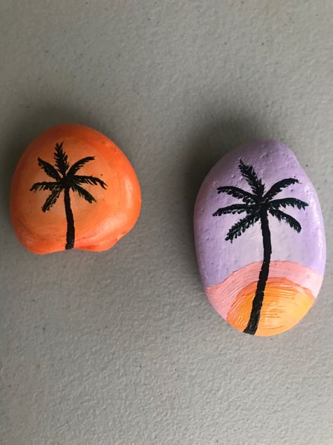 Rock Painting Summer, Rock Painting Ideas Beach, Summer Rock Painting Ideas Aesthetic, Preppy Rock Painting Ideas, Rock Painting Ideas Summer, Rock Painting Palm Tree, Painting Rocks Ideas, Cool Rock Painting Ideas Sunset, Summer Rock Painting Ideas