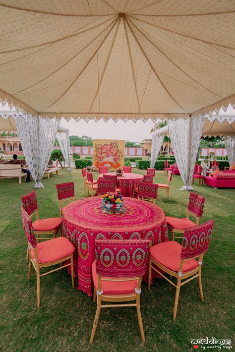 Gujarati Wedding Decor, Jaipur Theme Wedding Decor, Wedding Trends 2024 Decoration, Jaipur Wedding Decor, Photobooth Decor, Wedding Decor Trends, Jaipur Wedding, Small Wedding Decor, Mehendi Decor Ideas