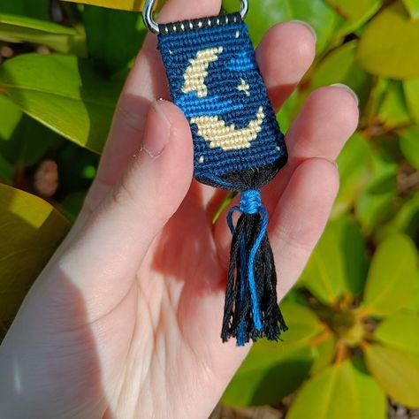 Alpha pattern #122150 variation #276043 | BraceletBook Alpha Keychain Pattern, Alpha Pattern Keychain, Alpha Keychain, Friendship Keychains, Ramadan Eid Mubarak, Star Night, Bracelets Diy, Friendship Bracelets Diy, Alpha Pattern