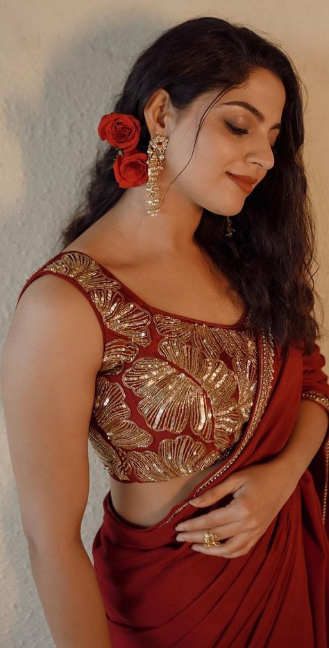 Mollywood21.com-VisualStories-Nikhila Vimal-1 Nikhila Vimal Saree, Nails For Every Outfit, Nikhila Vimal, Movie Actress, Divine Beauty, Awesome Photography, Glam Photoshoot, Basic Nails, Indian Bridal Fashion