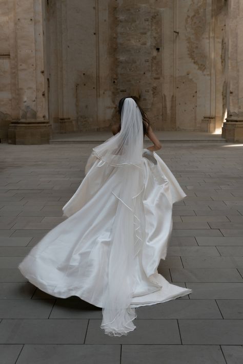 Elegant Bride Aesthetic, Spring Bridal Portraits, Anastasia Steele Wedding Dress, Wedding In Florence Italy, Wedding Photos In Nature, Bride Shots Photography, First Look Wedding Photos Ideas Creative, Bridal Editorial Photoshoot Vogue, Wedding Photography Italy